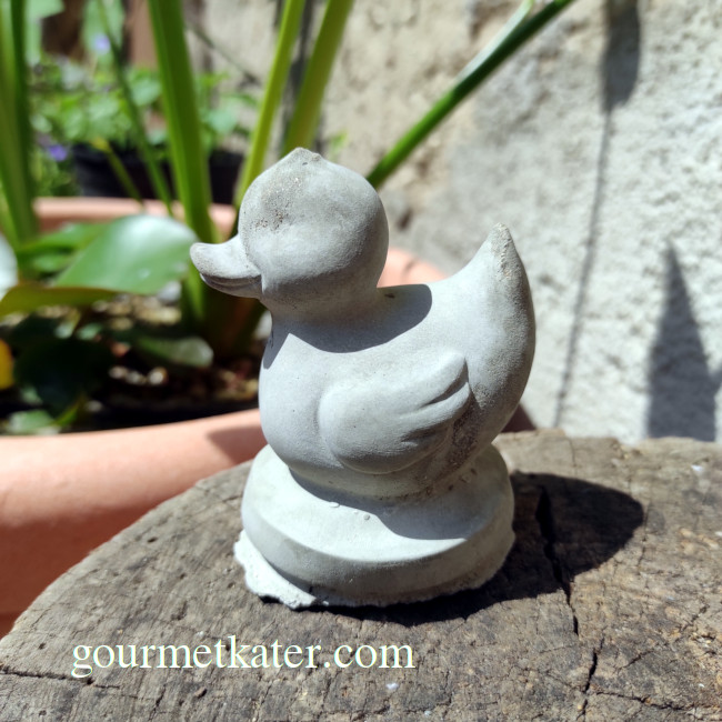 Ente Kleine Ente aus Beton im Garten