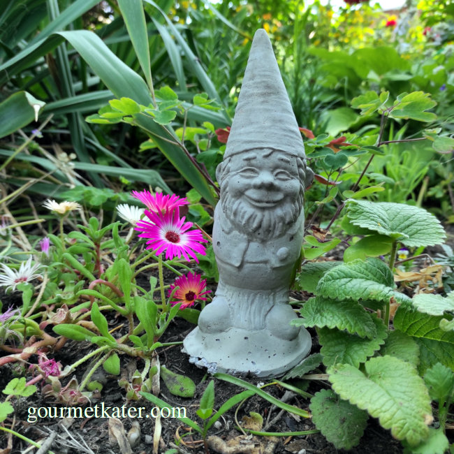 Garten-Zwerg Kleiner Gartenzwerg aus Beton im Garten