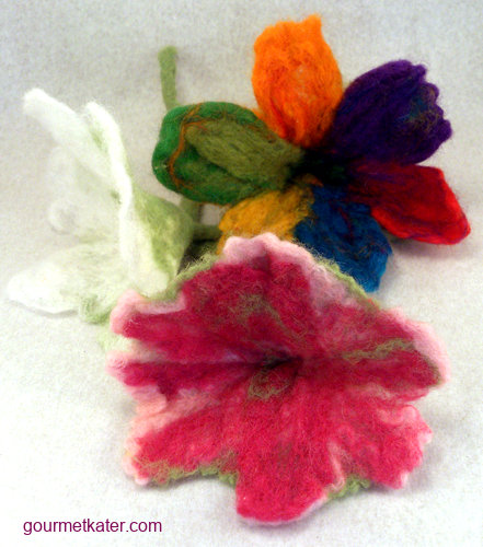 Handgemachte Stiel-Blüte aus Filz Filzblüte