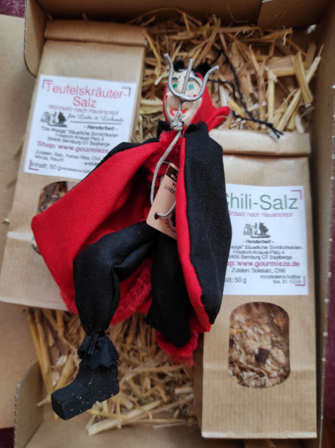 Teufel-Box Salztüten mit Figur Teufel auf Stroh im Karton