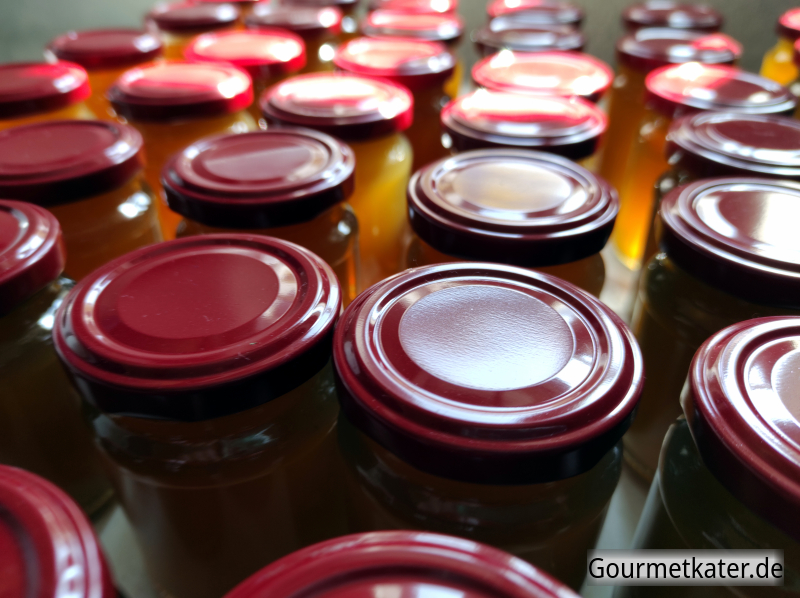Marmeladengläser auf Tisch in Produktion
