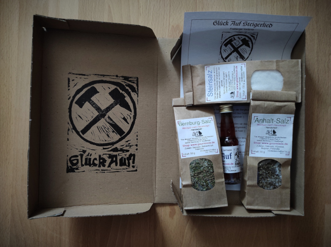 Gourmetbox Glück Auf Salztüten und kleine Likörflasche im Karton
