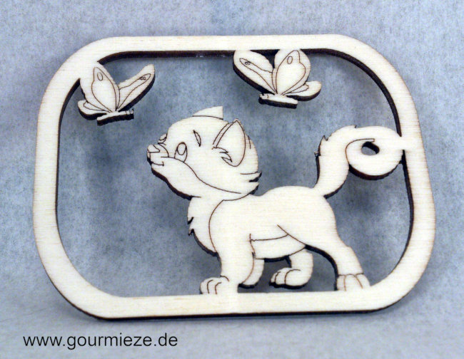 Fensterbild Kätzchen mit Schmetterlingen Holzfensterbild Katze mit Schmetterlingen