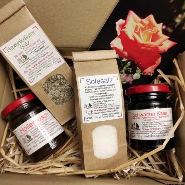 Gourmetbox Frühstücks-Gruß Gläser, Salztüten und Postkarte mit Rose auf Stroh im Karton