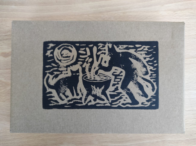 Box mit Linolschnittdruck Kater und Teufel am Hexenkessel bei Vollmond