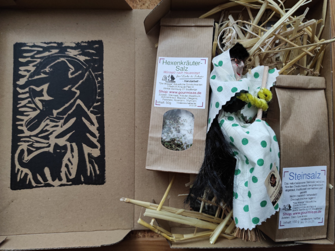 Hexen-Box Karton mit Salztüten und Figur Hexe