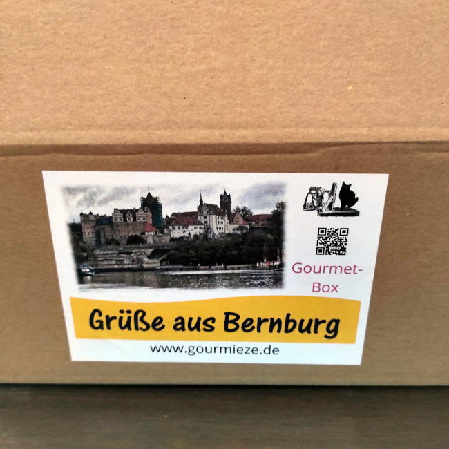 Karton mit Aufkleber Gruß aus Bernburg